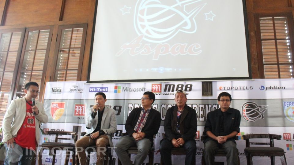 Saat launching tim, Aspac juga memperkenalkan para sponsor yang bekerja sama selama mengarungi Indonesia Basketball League (IBL) 2016. Copyright: © Herry Ibrahim/INDOSPORT